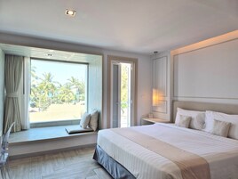 Deluxe Sea Side | In-room safe, desk, blackout drapes, soundproofing