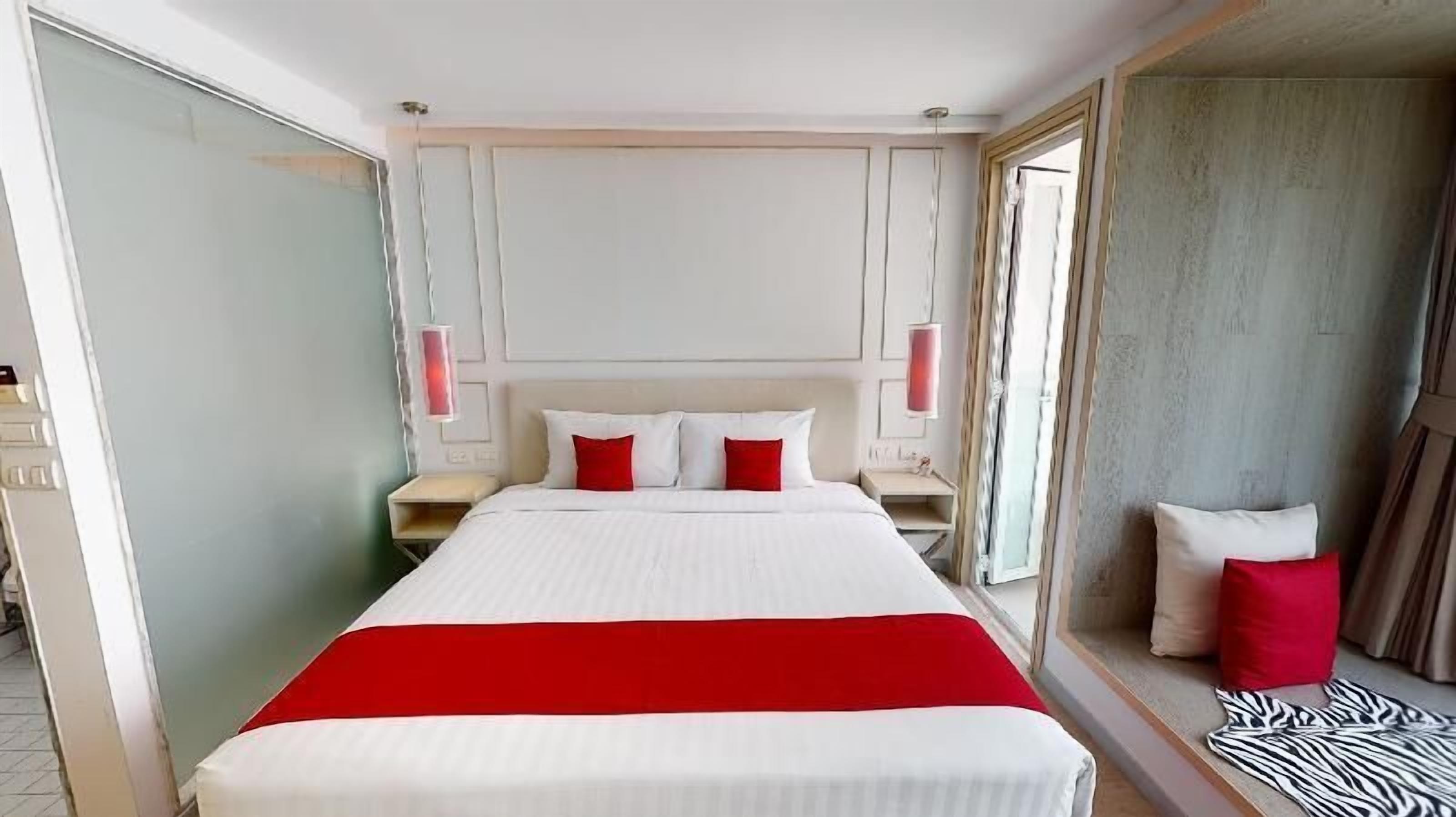 セーフティボックス (室内)、デスク、遮光カーテン、防音設備