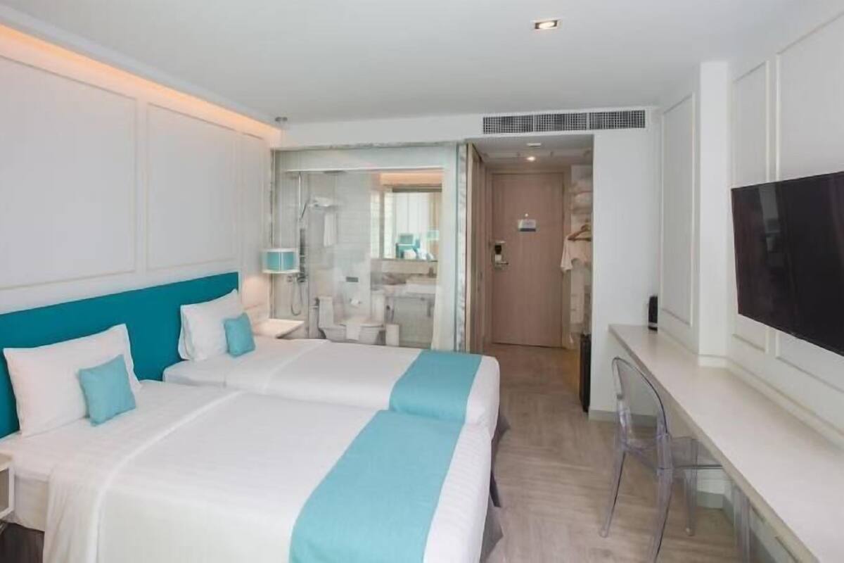 Brankas, meja kerja, tirai kedap cahaya, dan kedap suara