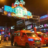 Rua movimentada com um neon chamativo para Patong Beach, Phuket, Tailândia.