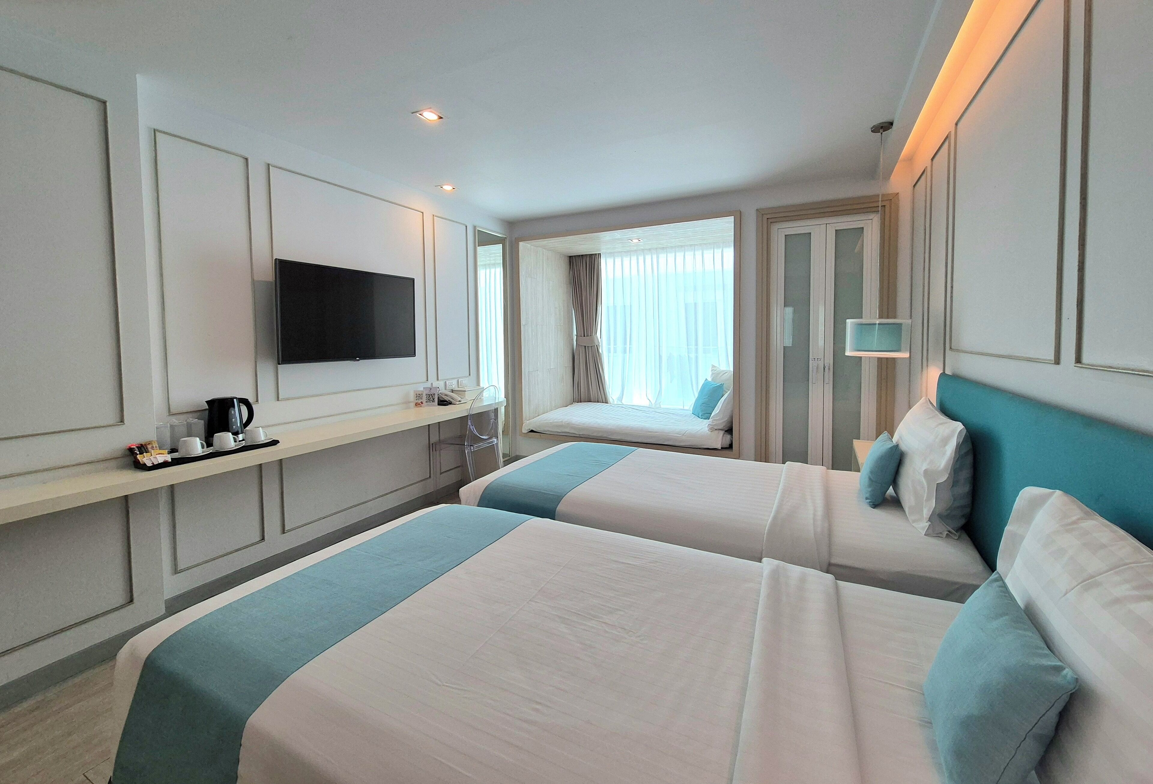 Tremannsrom – deluxe | Safe på rommet, skrivebord, blendingsgardiner og lydisolert