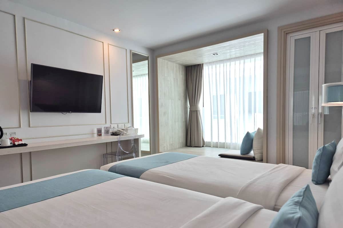 Deluxe Double or Twin Room | In-room safe, desk, blackout drapes, soundproofing