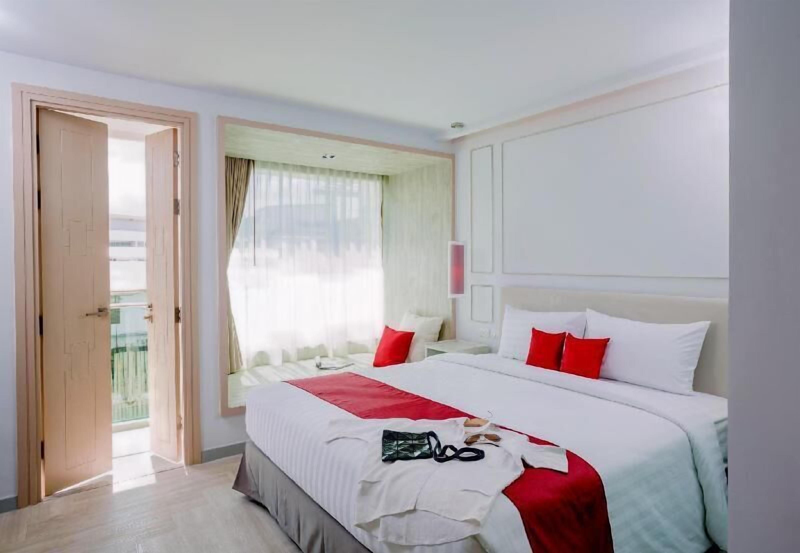 In-room safe, desk, blackout drapes, soundproofing