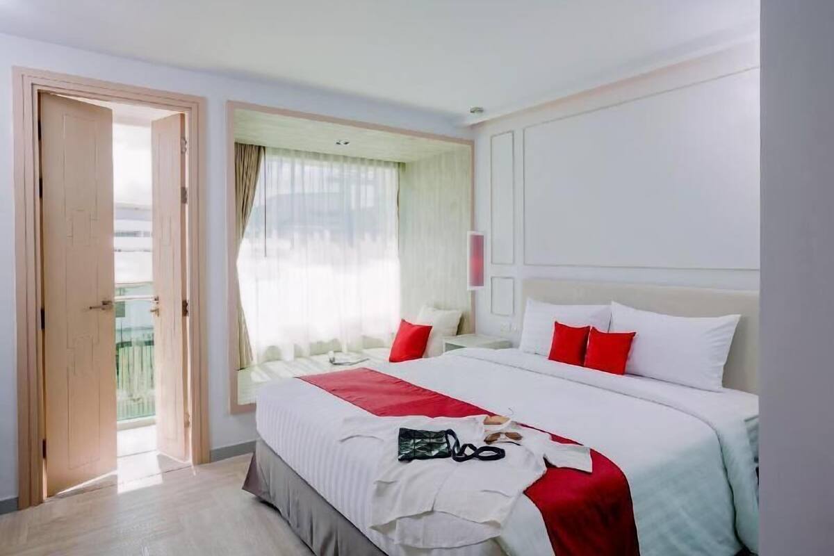 In-room safe, desk, blackout drapes, soundproofing