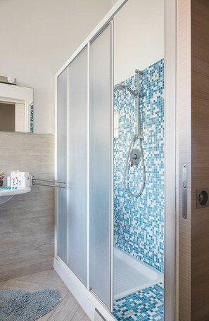 Appartement, 2 chambres | Salle de bain | Douche, bidet