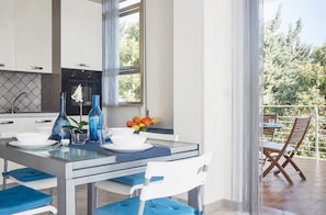 Apartamento, 2 quartos | Cozinha privada | Geladeira grande, fogão, cooktop, talheres/pratos/utensílios de cozinha
