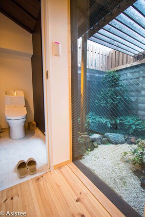 Nhà liên kế | Phòng tắm | Bồn tắm và buồng tắm vòi sen riêng, bồn tắm ngâm 