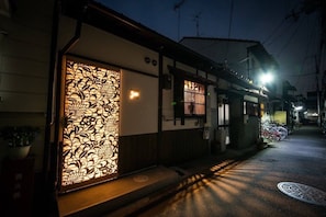 Fachada de la propiedad por la tarde o noche