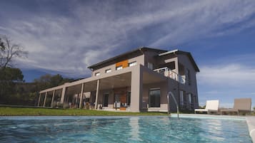 Alberca al aire libre por temporada y camastros