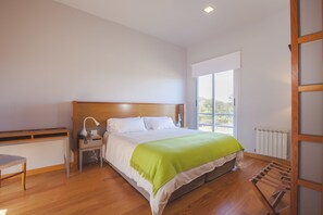 Habitación doble superior | Ropa de cama de alta calidad, minibar, caja fuerte y escritorio