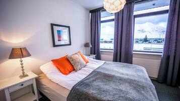 Cuna de viaje, wifi gratis y ropa de cama