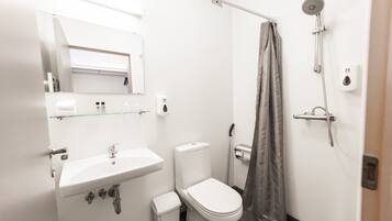 Pancuran mandi, tuala disediakan