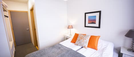 Travel cot, free WiFi, bed sheets