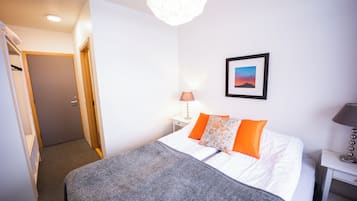Travel crib, WiFi (free), bed sheets