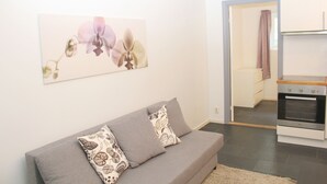 City Apartment, 1 Queen Bed, Non Smoking, Kitchen | Living room