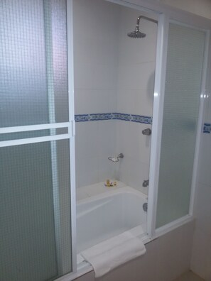 Junior-Suite, 1 King-Bett | Badezimmer | Kostenlose Toilettenartikel, Haartrockner, Handtücher