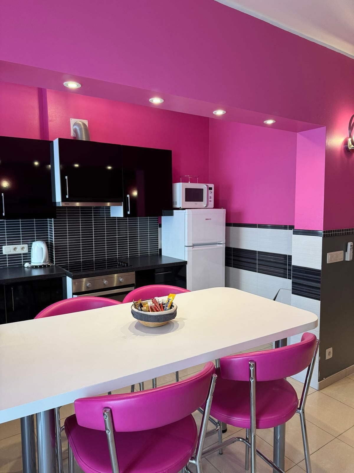 Deluxe Apartment (Sydney) | Private kitchen | Full-sized fridge, microwave, stovetop, coffee/tea maker