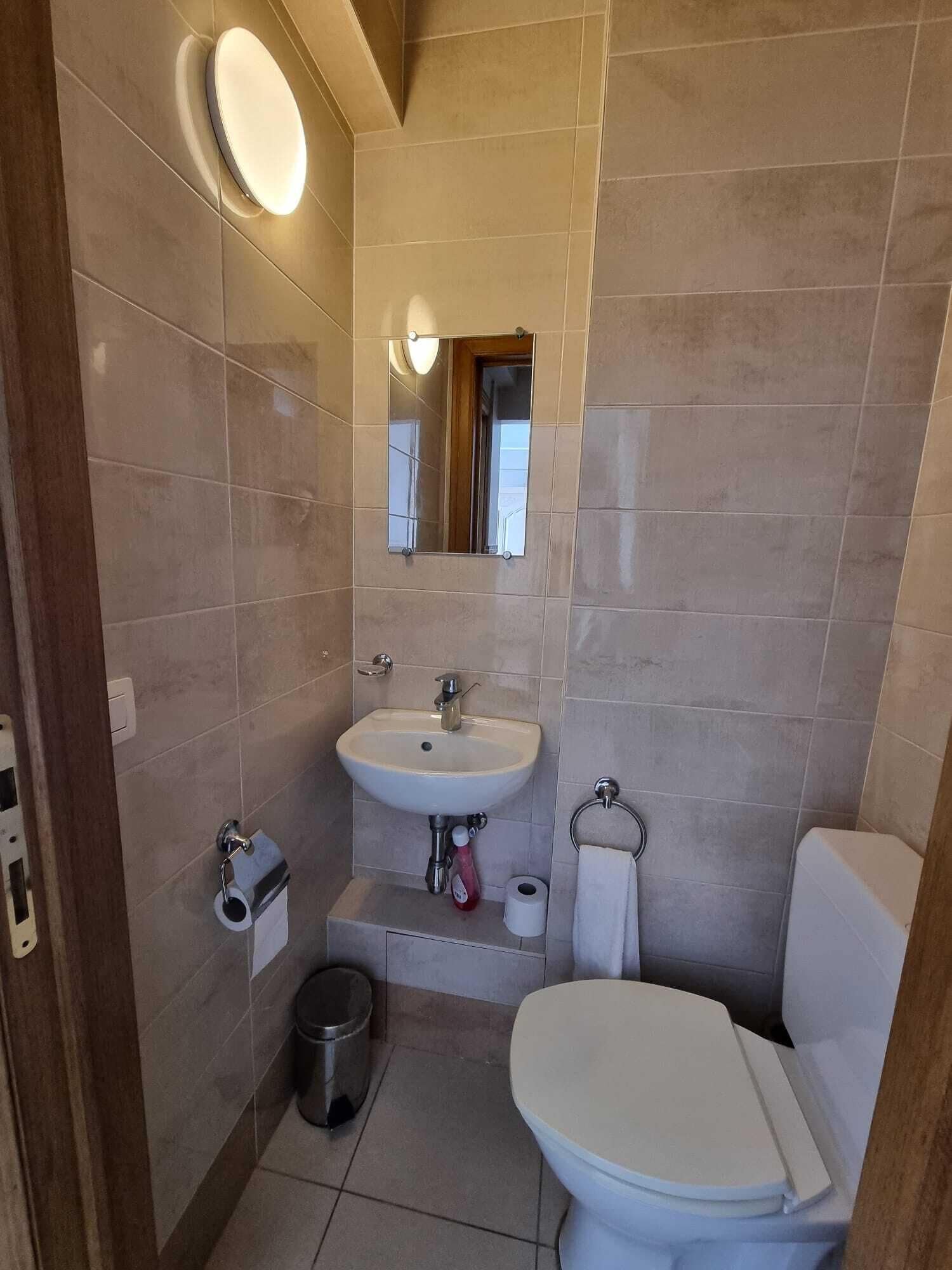 Standaard studio | Badkamer | Een bad/douchecombinatie, gratis toiletartikelen, een haardroger