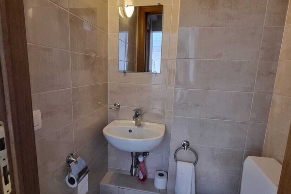 Standaard studio | Badkamer | Een bad/douchecombinatie, gratis toiletartikelen, een haardroger