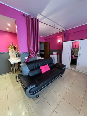 Deluxe Apartment (Sydney) | Living area | LED TV, DVD player - Aparthotel Résidence Bara Midi (Brussels)