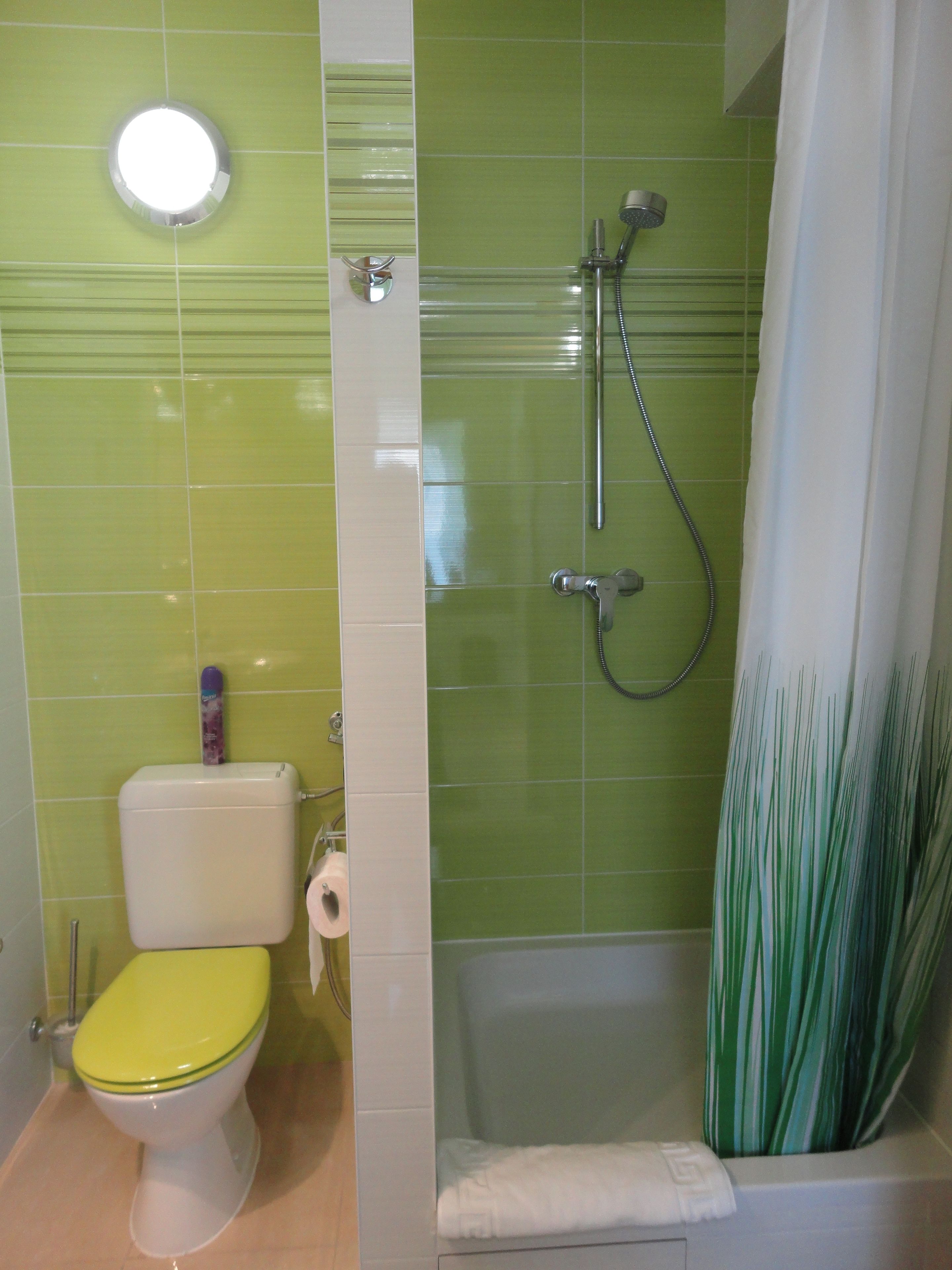 Une salle de bain comprenant des toilettes, une douche et une baignoire.