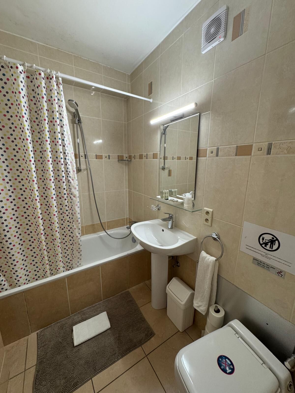 Un baño con bañera, lavamanos, inodoro y ducha.