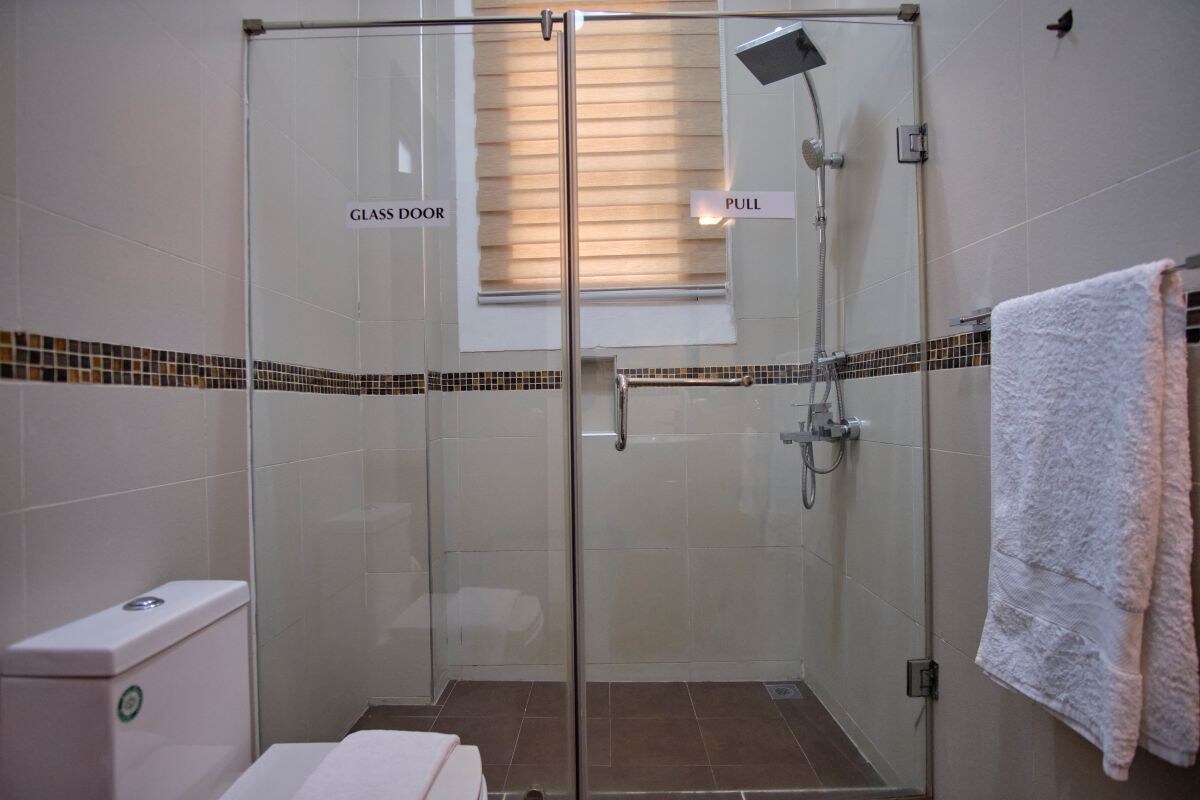 Shower, rainfall showerhead, free toiletries, towels
