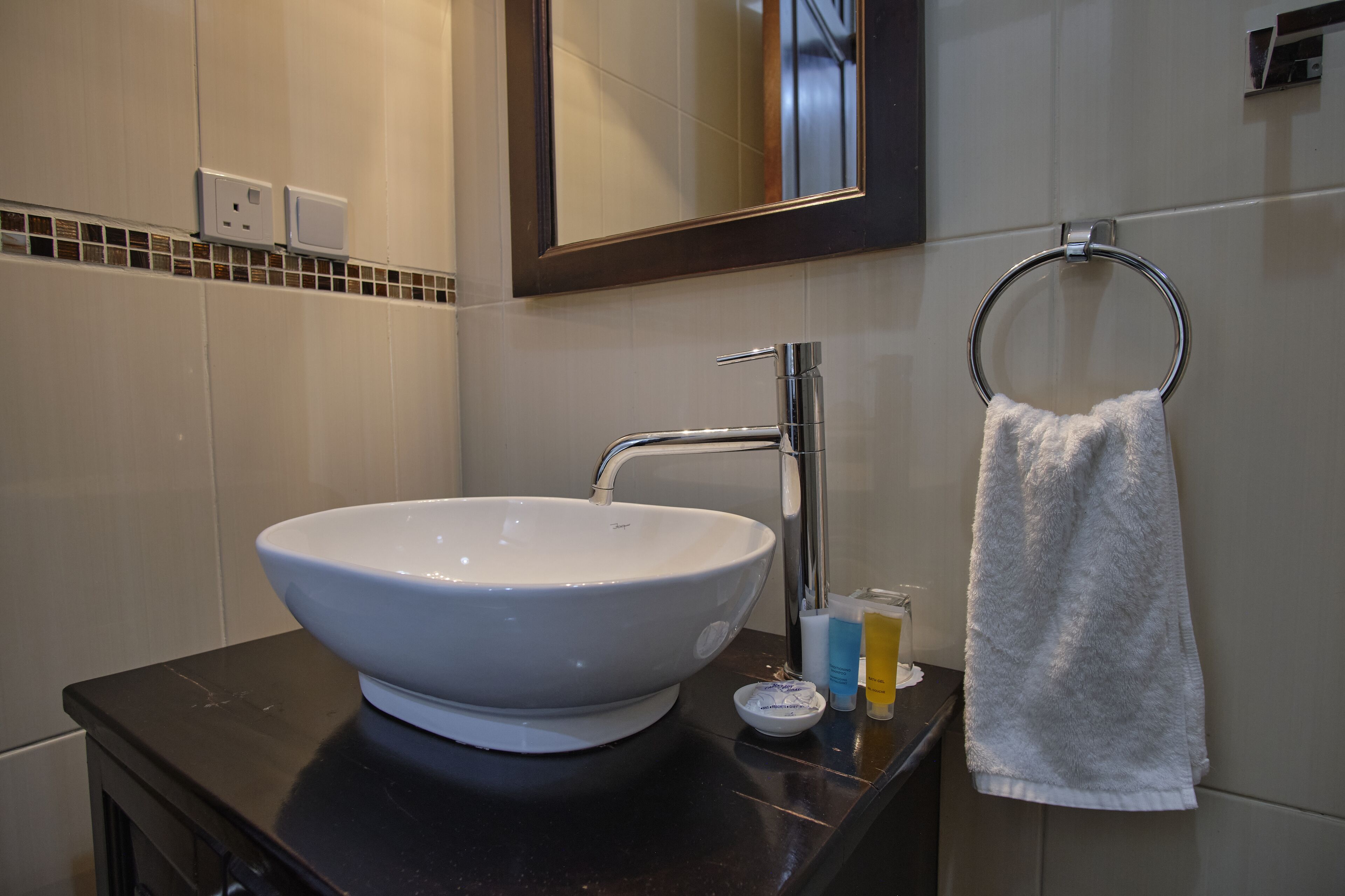 deluxe studio | bathroom | shower, rainfall showerhead, free toiletries, towels