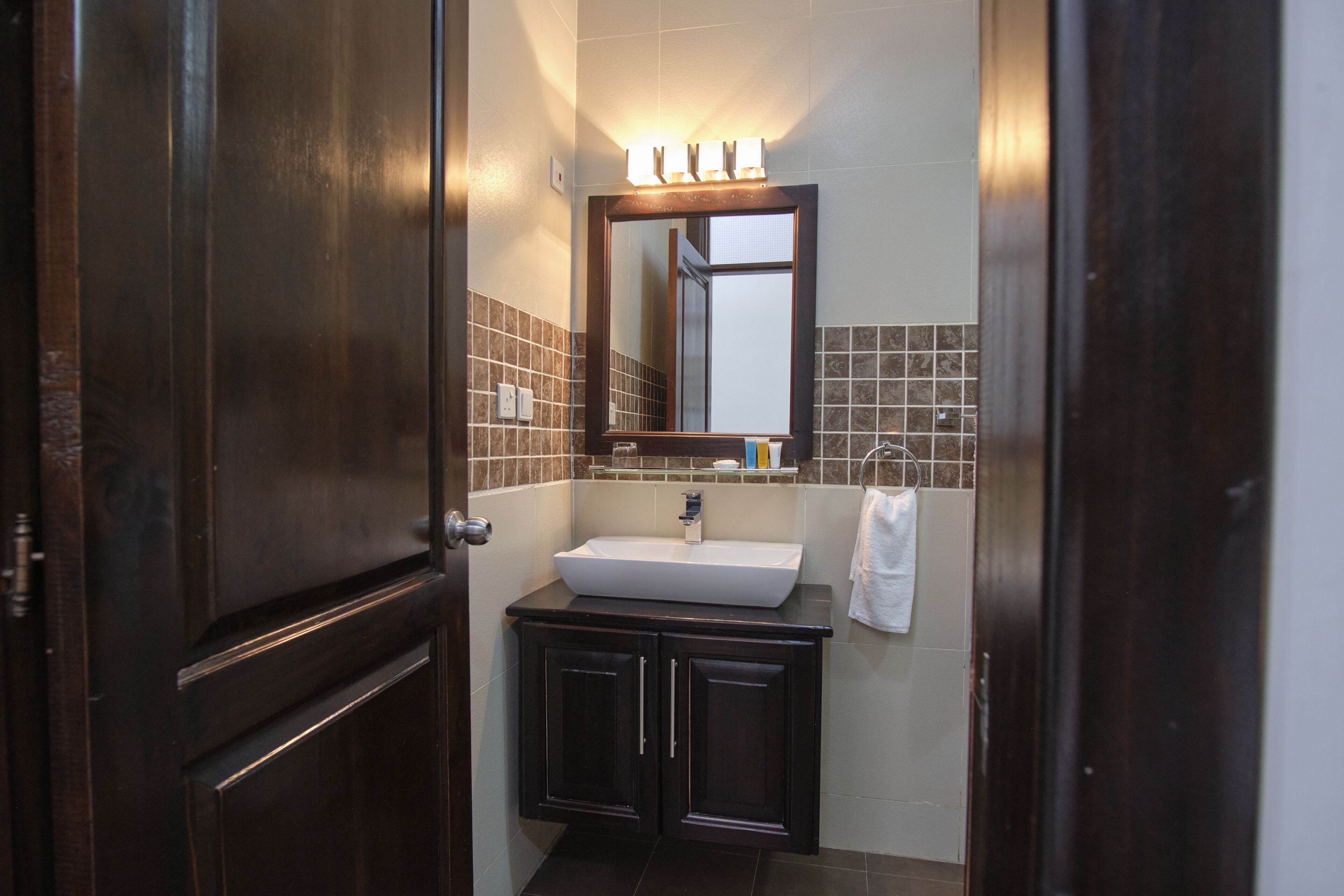 executive studio | bathroom | shower, rainfall showerhead, free toiletries, towels