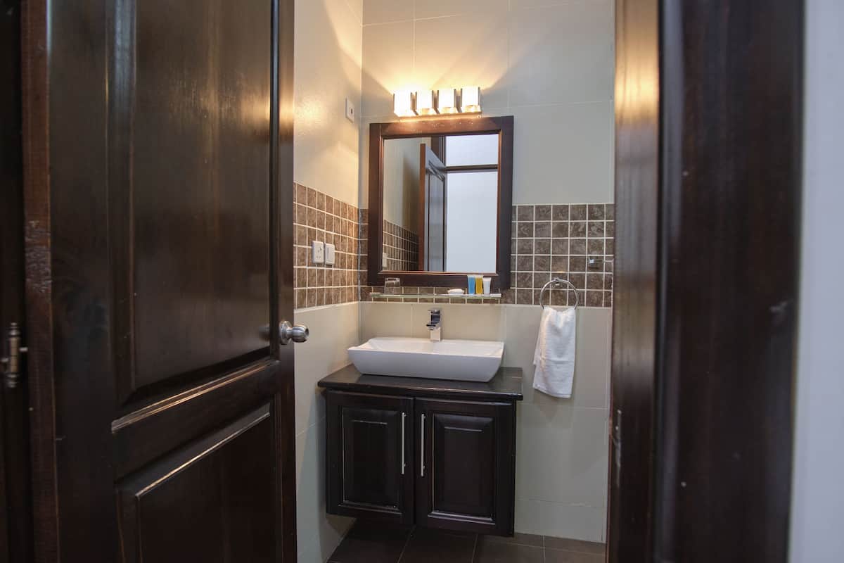 executive studio | bathroom | shower, rainfall showerhead, free toiletries, towels