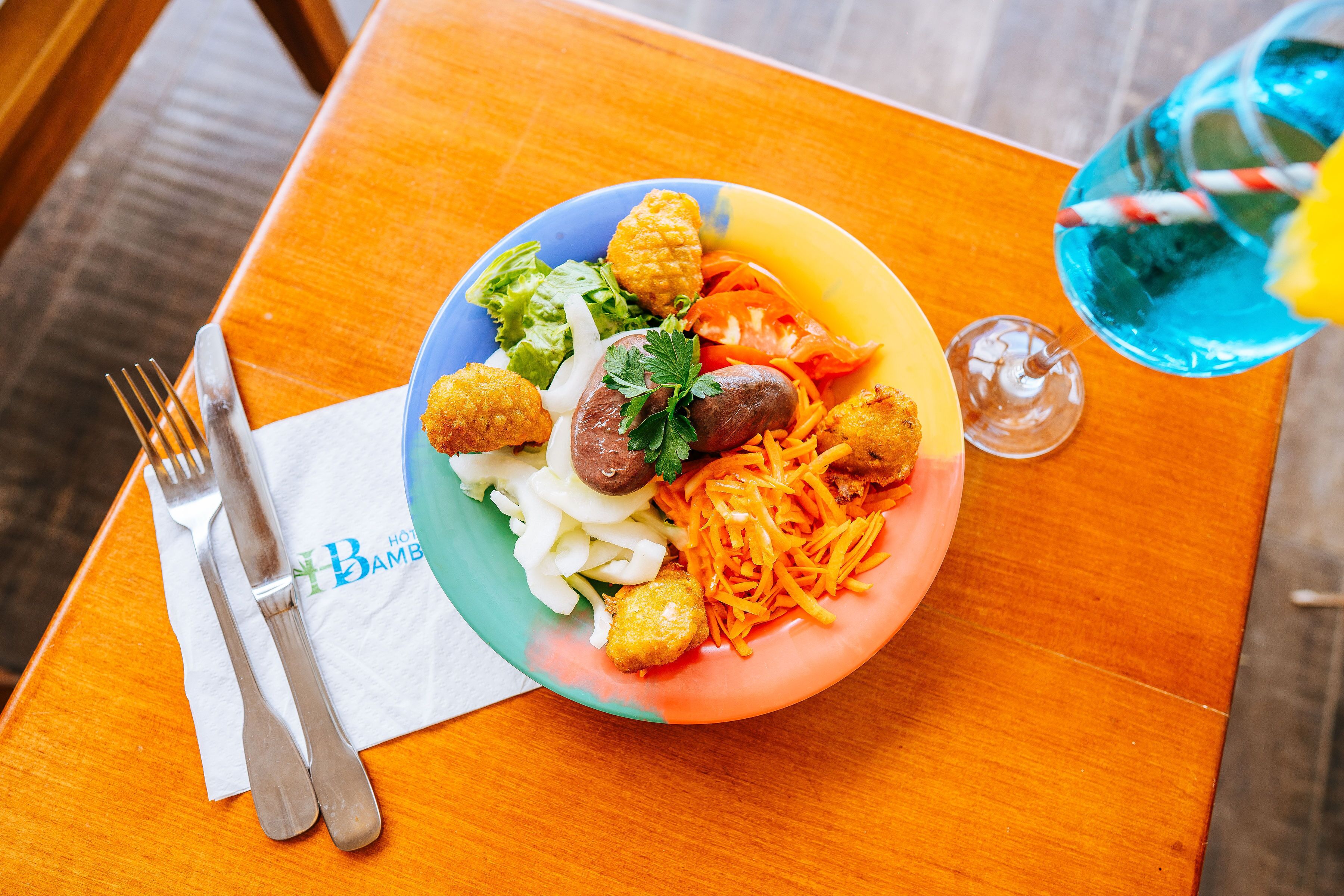 3 restaurants, breakfast, lunch, dinner served; international cuisine