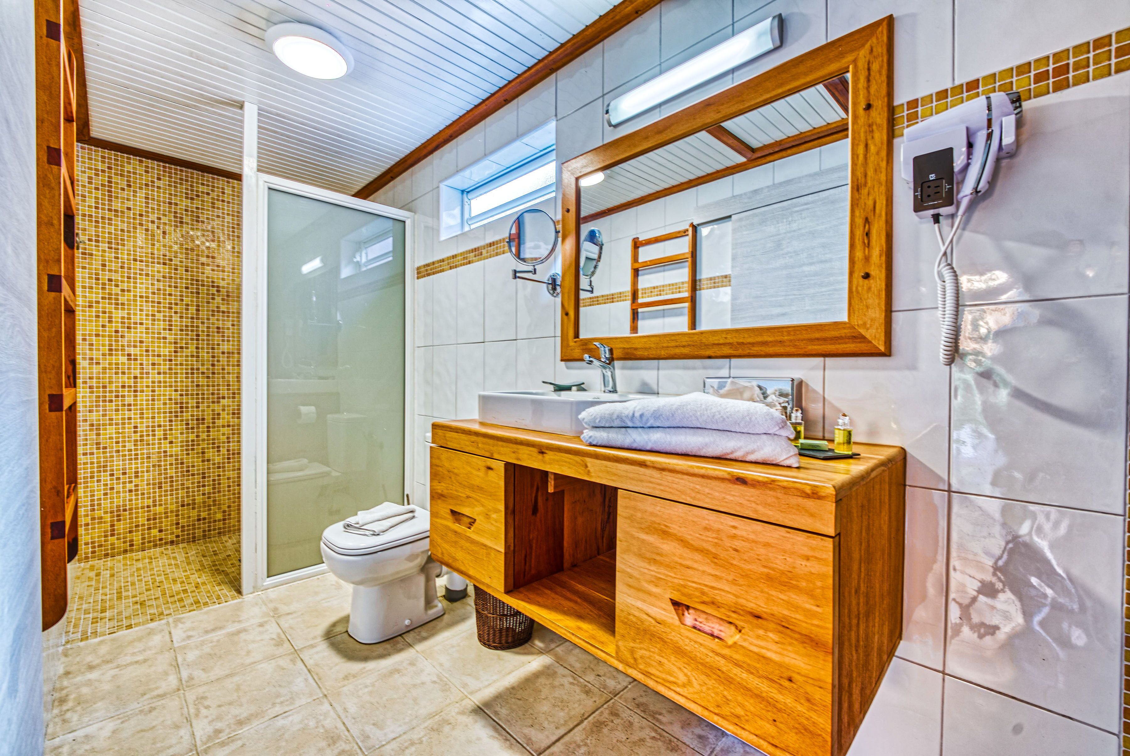 bungalow familial double avec enfant - lits simples | bathroom | shower, free toiletries, hair dryer, towels