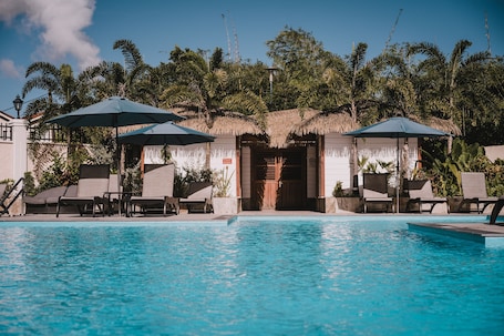 2 piscinas al aire libre, sillones reclinables de piscina