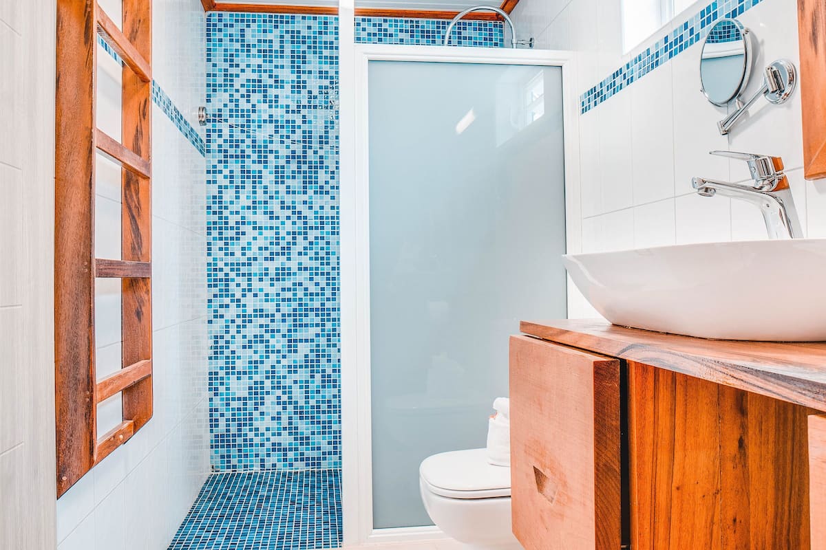 bungalow familial double avec enfant - lit double + lit simple | bathroom | shower, free toiletries, hair dryer, towels