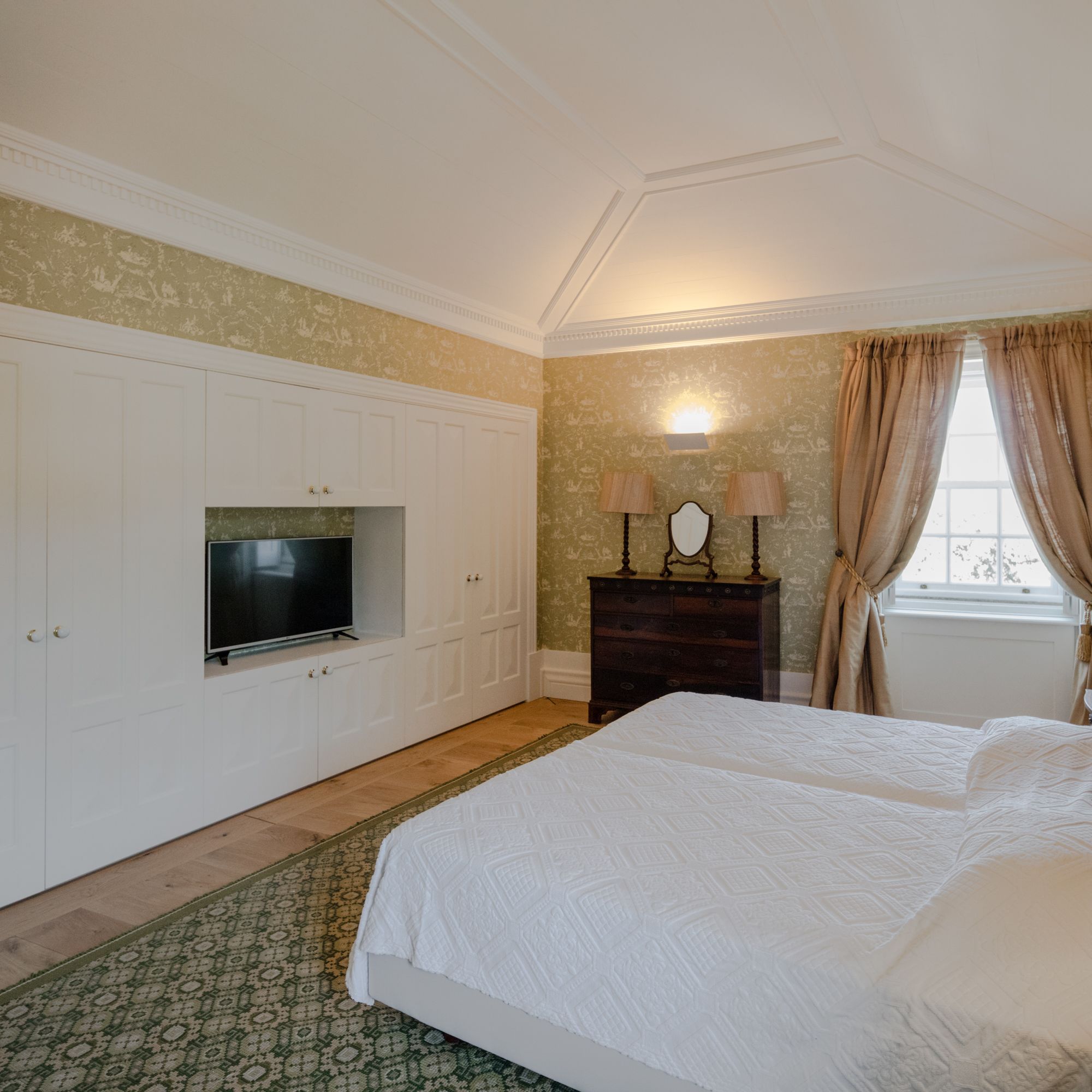 suite | minibar, in-room safe, blackout curtains, cots/infant beds