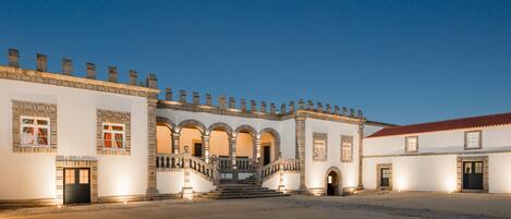 Façade de l’hébergement - soirée/nuit
