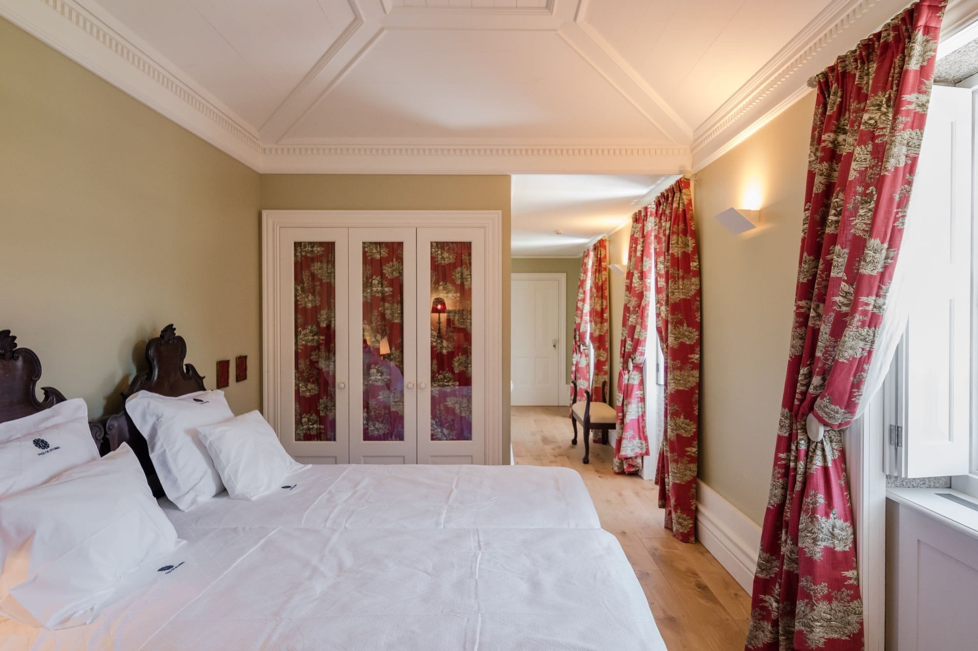 suite | minibar, in-room safe, blackout curtains, cots/infant beds