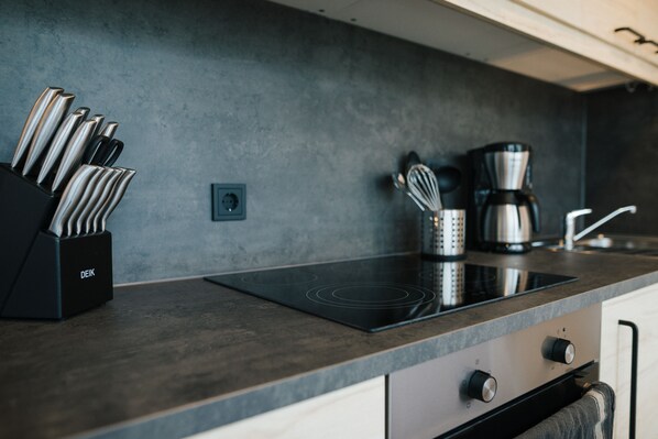 Kühlschrank, Ofen, Herdplatte, Wasserkocher mit Kaffee-/Teezubehör