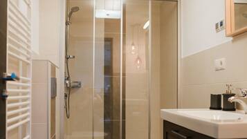 Departamento, 2 habitaciones, balcón | Baño | Regadera, secadora de cabello, toallas