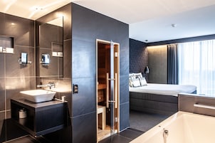 Suite, Sauna (Wellness Suite Black) | Bathroom | Shower, rainfall showerhead, free toiletries, hair dryer