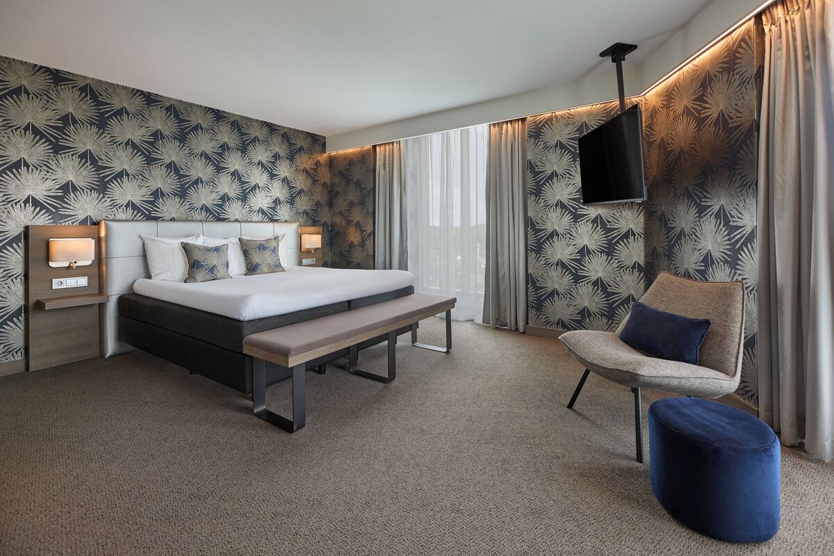 Junior Suite, 1 King Bed (Silver) | Living area | Flat-screen TV