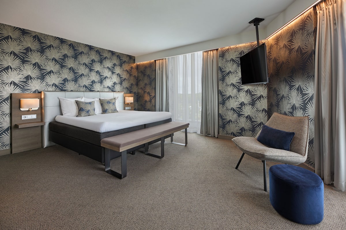 Junior Suite, 1 King Bed (Silver) | Living area | Flat-screen TV