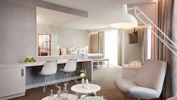 Suite, sauna (Wellness Suite White) | Een kluis op de kamer, een bureau, een laptopwerkplek, gratis wifi