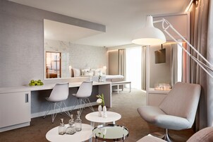 Suíte, sauna seca (Wellness Suite White) | Cofres nos quartos, escrivaninha, espaço de trabalho para notebook