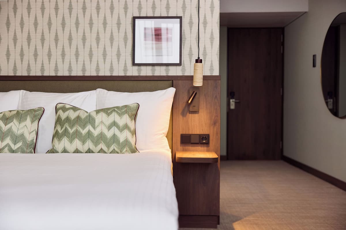 Rom – superior | Safe på rommet, skrivebord og skrivebord for bærbar PC