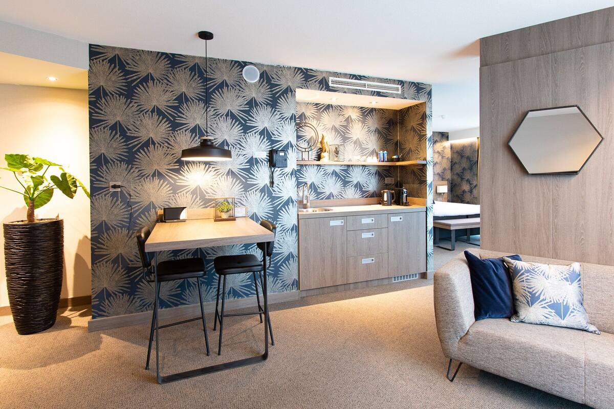 junior suite, 1 king bed (silver) | living area | flat-screen tv