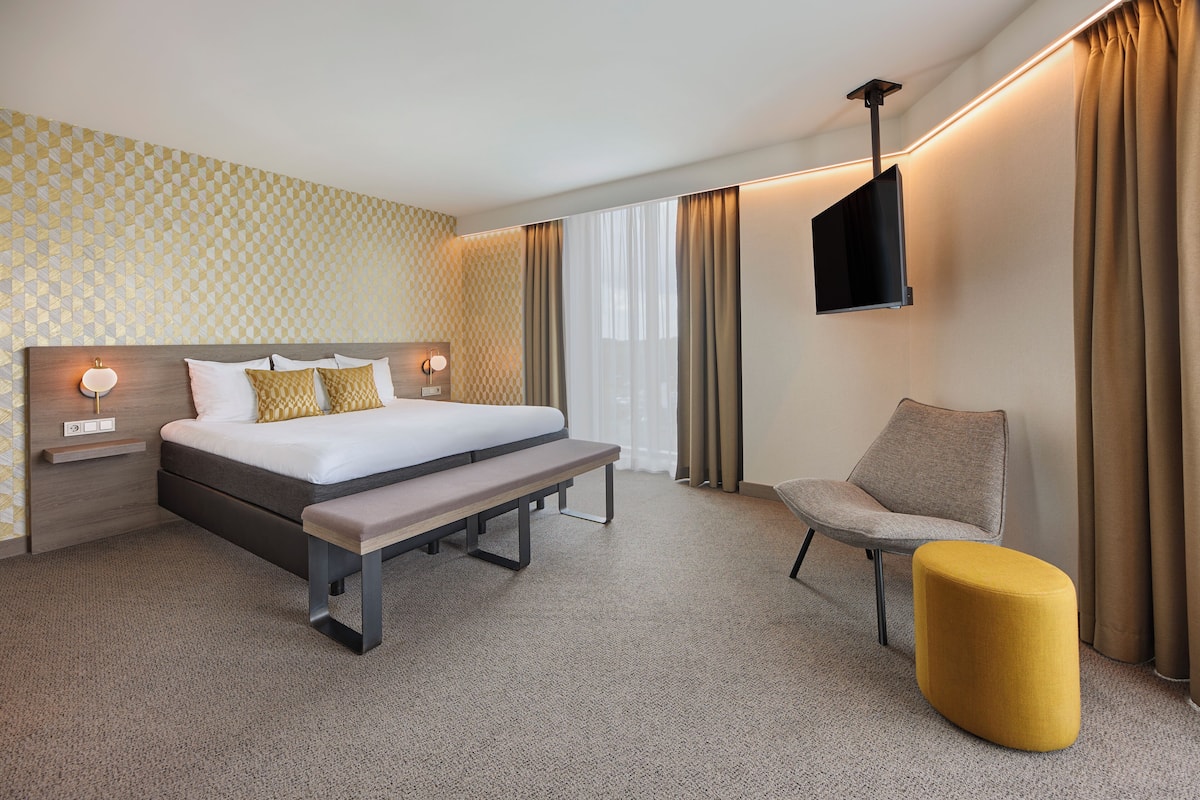 Junior Suite, 1 King Bed (Gold) | In-room safe, desk, laptop workspace, WiFi (free)