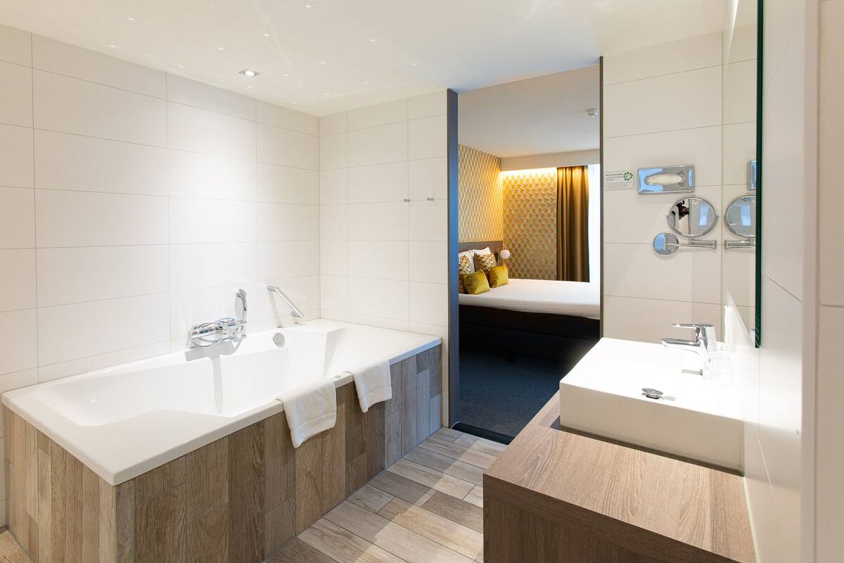 shower, rainfall showerhead, free toiletries, hair dryer