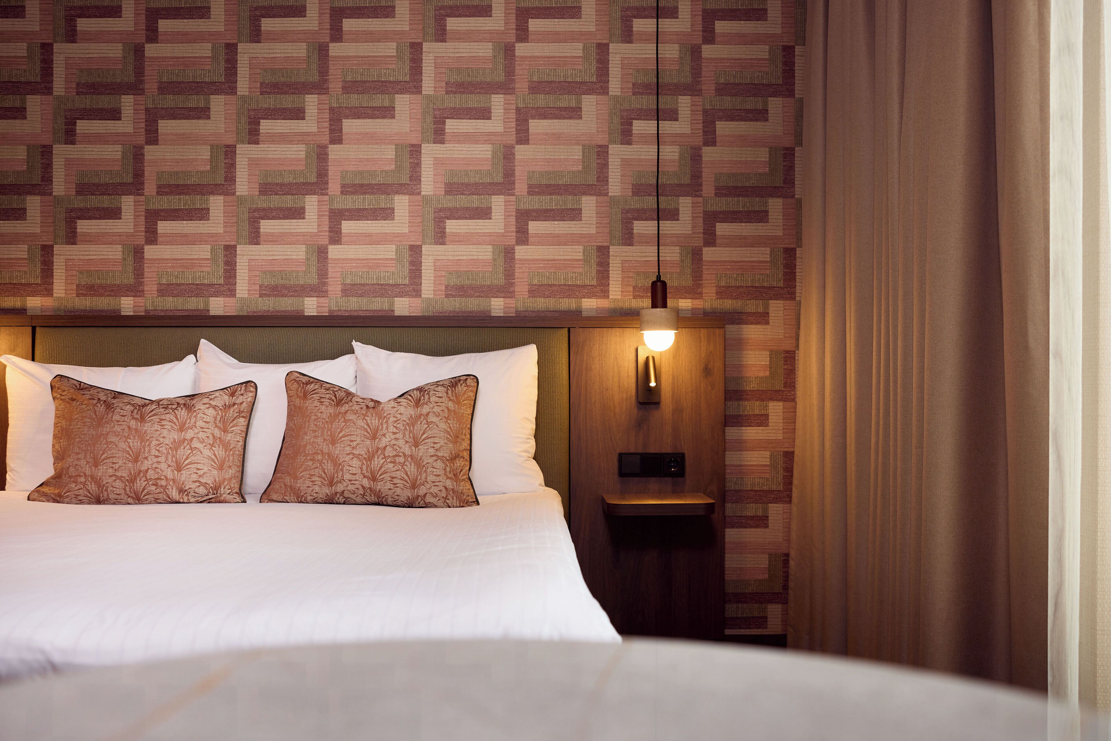 Rom – deluxe | Safe på rommet, skrivebord og skrivebord for bærbar PC