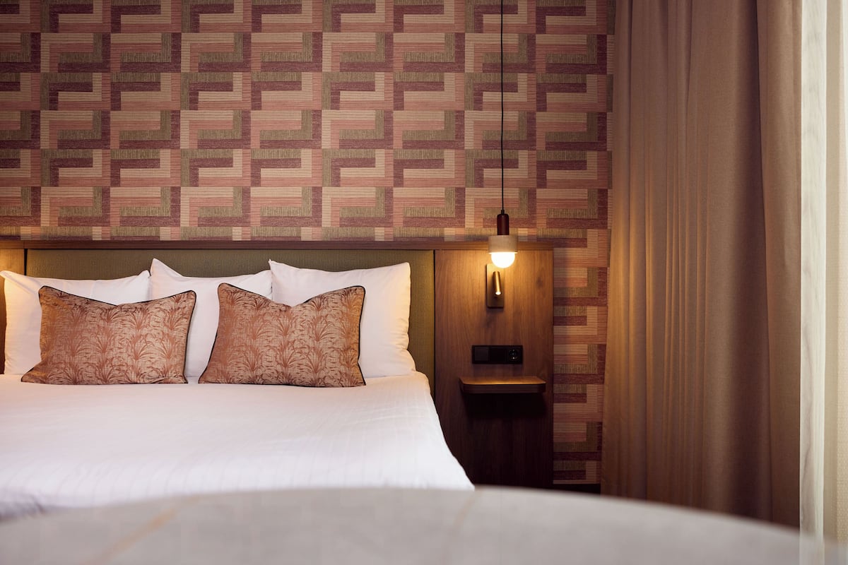 Rom – deluxe | Safe på rommet, skrivebord og skrivebord for bærbar PC